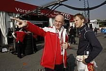 Audi-Motorsportchef Dr. Wolfgang Ullrich zeigt seinem Piloten Ekström die Richtung. Foto: ITR/Auto-Reporter.NET